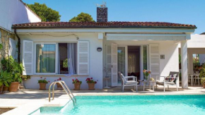 Landhaus mit Garten, Sonnenterrasse sowie überdachter Terrasse und Pool in Strandnähe